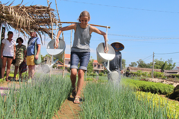 Du khách trải nghiệm làm nông dân tại làng rau Trà Quế